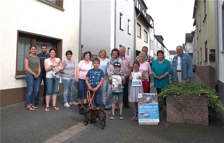 Ein Teil der Nachbarschaft vom Nippes zusammen mit den drei Initiatoren Brigitte Gröning, Ernst-Ludwig Andernach und Marion Schaust.Foto: privat