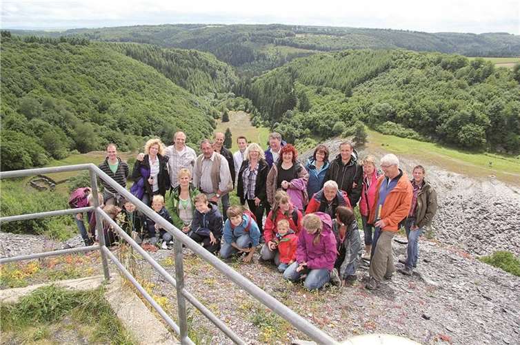 Ein Teil der Nachfahren der Schieferbrecher-Familie Regnier am Aussichtspunkt Maria Schacht in Leienkaul. Verein zur Erhaltung der Schieferbergbaugeschichte e. V.