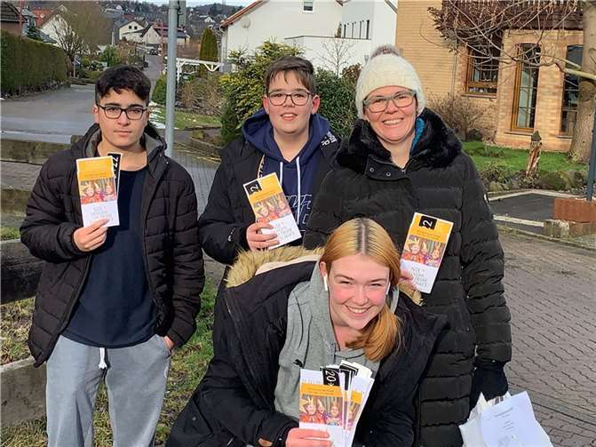 Ein Teil der Niedermendiger Sternsinger, die in diesem Jahr unter den aktuellen Corona-Auflagen unterwegs waren.  Foto: privat