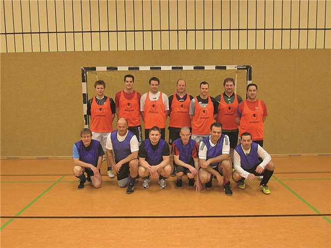 Ein Teil der Ochtendunger „Alten Herren“ mit den neuen Trainingsleibchen. privat