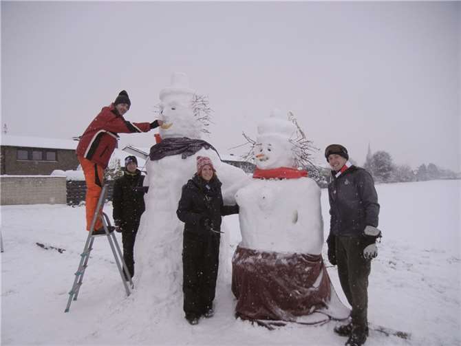 Ein Teil der Odendorfer Pfadfinder baute fleißig Schneemann und Schneefrau. Privat