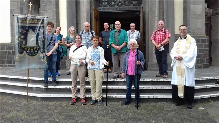 Ein Teil der Pilger nach dem Abschluss vor der Krufter Kirche.Foto: privat