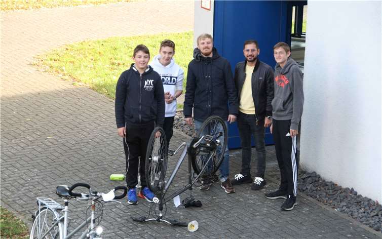 Ein Teil der Projektgruppe (von links): Martin Funke, Marvin Barz, Techniklehrer Simon Roth, David Ibrahim und Niclas Köllejan.Fotos: Sandra Rosa