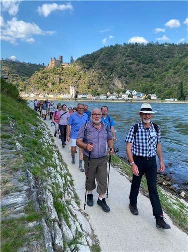 Ein Teil der Prozession vorbei an einem schönen Rheinpanorama.