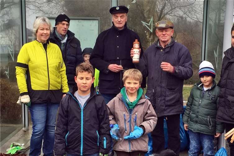 Ein Teil der Reinigungstruppe nach Abschluss der Arbeiten.privat