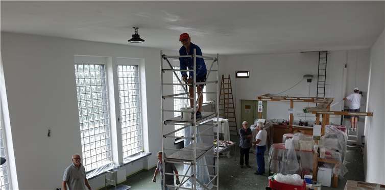 Ein Teil der Renovierungstruppe des Linzer Männergesangvereins bei den Renovierungsarbeiten im Sängerheim: (v.li.) Hubert Rahm, Peter Bouillon, Manfred Rüddel, Werner Funk, Paul Wipperfürth, Alexander Finke. Foto: Roland Thees