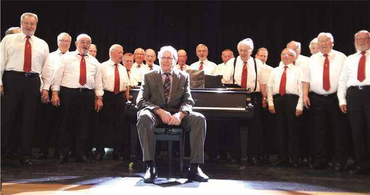 Ein Teil der Sänger des MGV Mendig e.V. mit dem langjährigen Vorsitzenden Udo Müllegans (Mitte) an dessen 80.Geburtstag. FRE