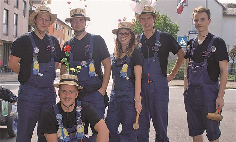 Ein Teil der Schießleute mit Schießmeister Tino Naujokat im Vordergrund.-US-