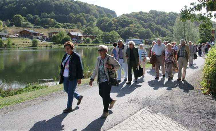 Ein Teil der Senioren unternahm einem Spaziergang rund um den Riedener Waldsee. privat