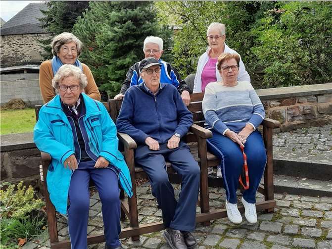 Ein Teil der Seniorengruppe „Bewegung in die Dörfer“ übernahm die Spende der Kreissparkasse und überzeugte sich von Qualität und dem Sitzkomfort der Bank. Foto: OG Lonnig
