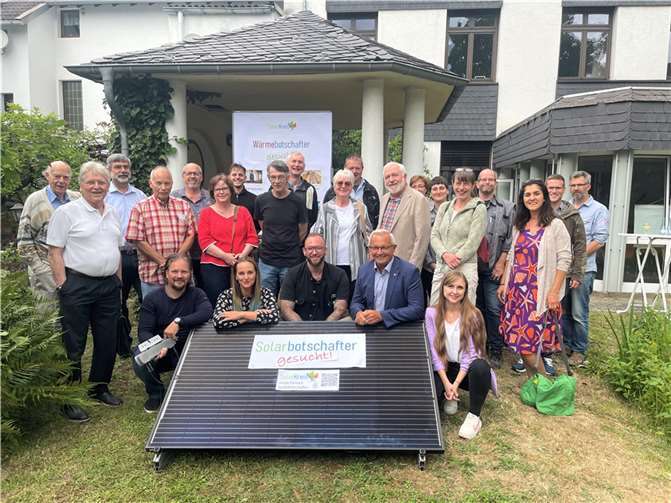 Ein Teil der Solarbotschafter des Kreises Neuwied kam kürzlich zum „Gipfeltreffen“ im Garten des Kreishauses zusammen. Landrat Achim Hallerbach und Klimaschutzmanagerin Janine Sieben riefen dabei die nächste Stufe aus: Das Projekt soll jetzt auch auf Wärmeberatung ausgedehnt werden.  Foto: Kreisverwaltung Neuwied/Ulf Steffenfauseweh