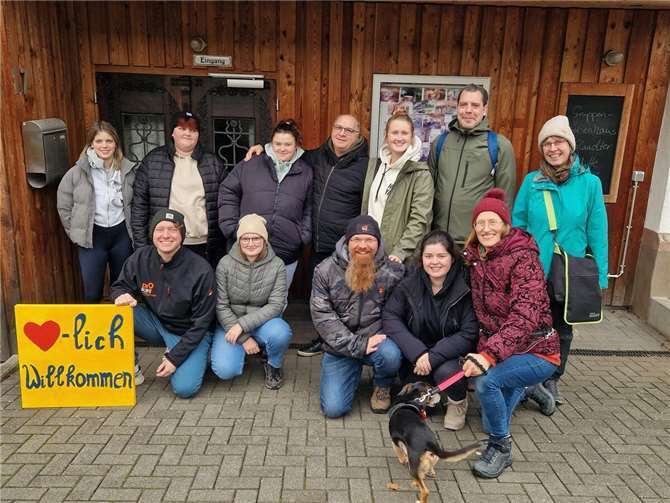 Ein Teil der Teilnehmenden formiert sich zum Gruppenbild. Foto: Werner Söller