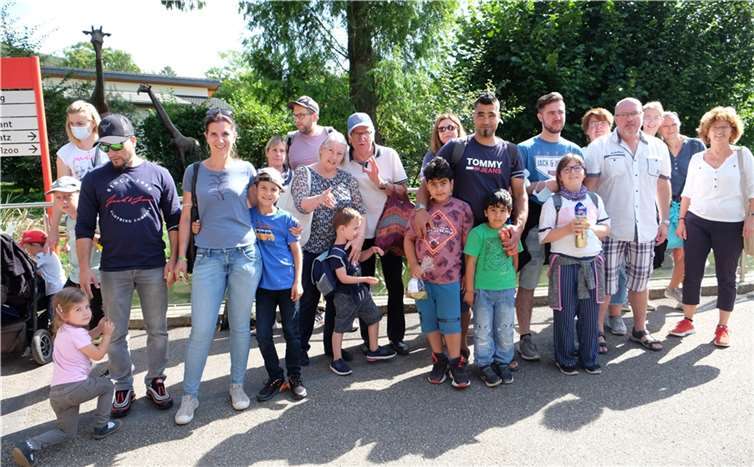 Ein Teil der Teilnehmer am Familienausflug der DJK Mayen kam zum improvisierten Fototermin. Foto: Axel Holz