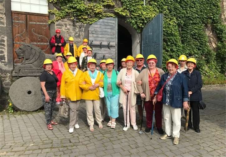 Ein Teil der Teilnehmer, die gut behelmt die Lavakeller besucht hatten. privat