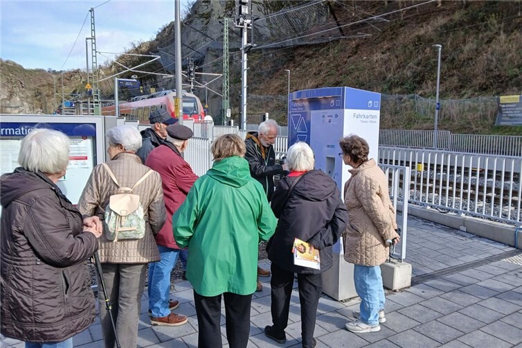 Ein Teil der Teilnehmer machte sofort den Praxistest am Automaten