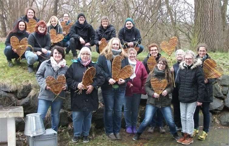 Ein Teil der Teilnehmer versuchte sich im Flechten von Weidenherzen, was auch gut gelang.Foto: privat