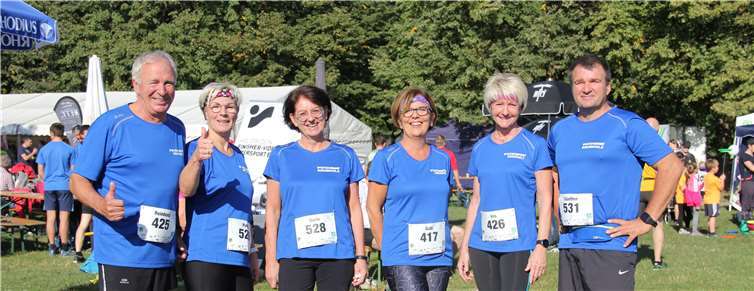 Ein Teil der Trainingsgruppe 2019 vor dem Start beim Volkslauf „Rund um den Laacher See“.Quelle: LG Laacher See