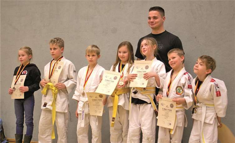 Ein Teil der U9 Kämpfer und Betreuer. privat