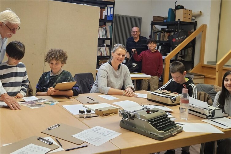 Ein Teil der Viertklässler mit ihrer Lehrerin Frau König sowie dem Museumsteam im Archiv des Leutesdorfer Dorfmuseum