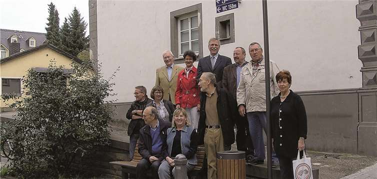 Ein Teil der Vorstands- und Beiratsmitglieder des VVV mit Stadtbürgermeister Günther Hahn vor der neuen Straßenbeschilderung.privat