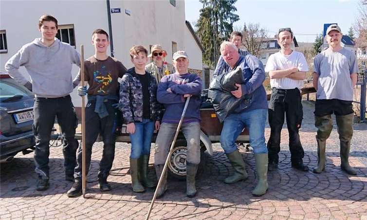 Ein Teil der Waldorfer Petrijünger, die den Vinxtbach von Müll und Unrat befreiten. Fotos: privat
