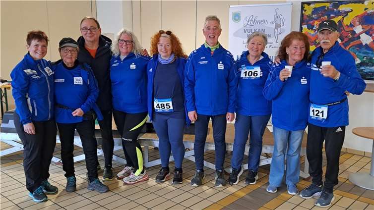 Ein Teil der Walkinggruppe der LG Laacher See (v.li. Jutta Handwerker, Brigitte Schubach, Uwe Schäfer, Marlis Daub, Barbara König, Erich Portz, Alwine Barz, Hildegard Schlagwein-Wolf und Jürgen Schlegel.  Foto: Klaus Jahnz