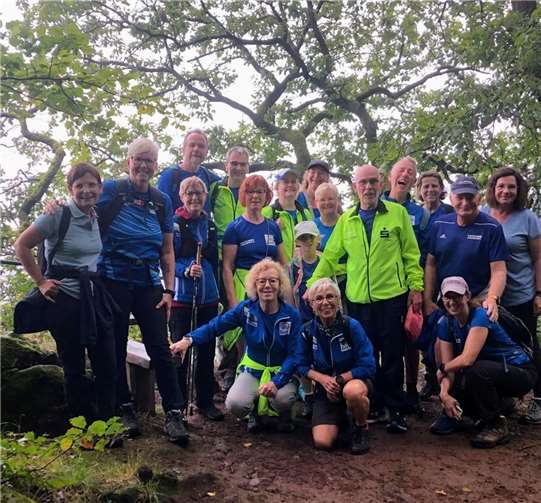 Ein Teil der Wandergruppe am Aussichtpunkt Krufter Ofen. Foto: Marita Fronnert