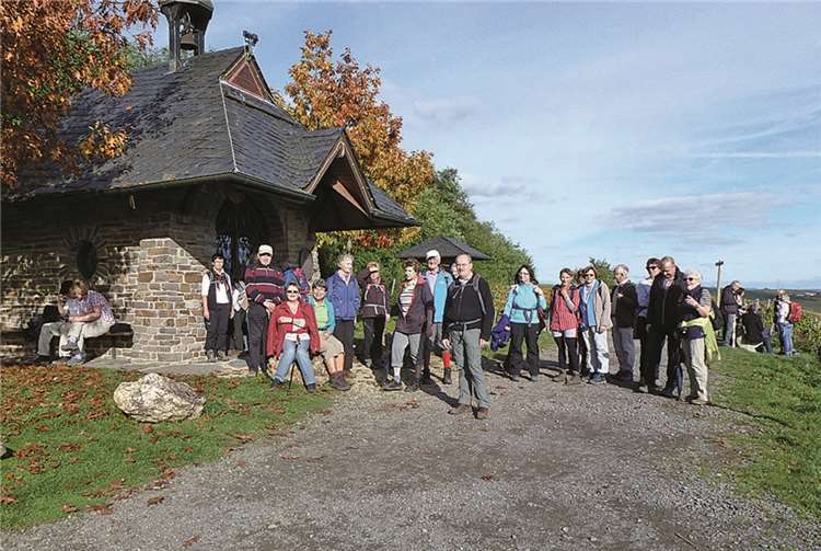 Ein Teil der Wandergruppe an der Weinbergskapelle St. Urban oberhalb von Ahrweiler.privat