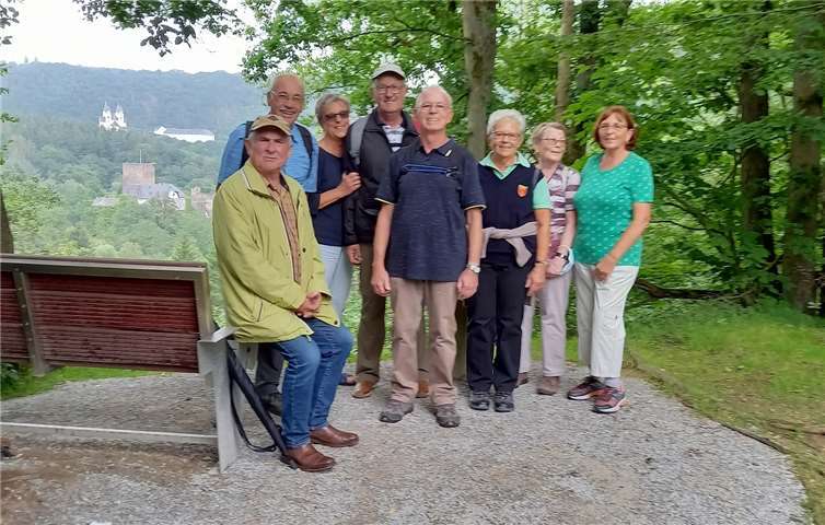 Ein Teil der Wandergruppe bei der Rast mit Blick auf Schloss Langenau und das Kloster Arnstein. Foto: Kolpingfamilie St. Barbara