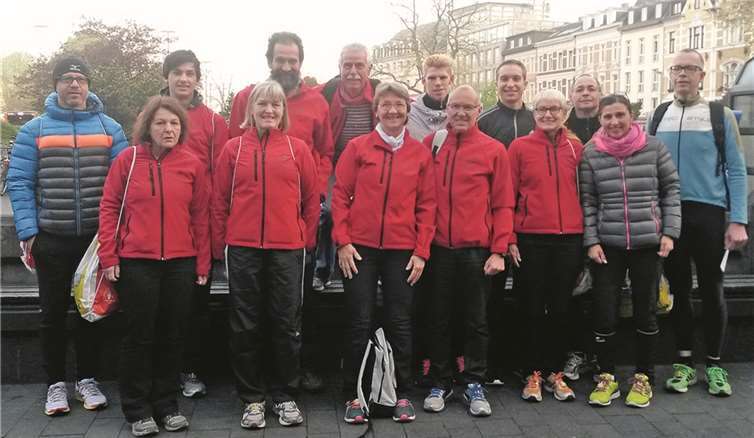 Ein Teil der Westumer Laufgruppe vor dem Start zum Halbmarathon.privat