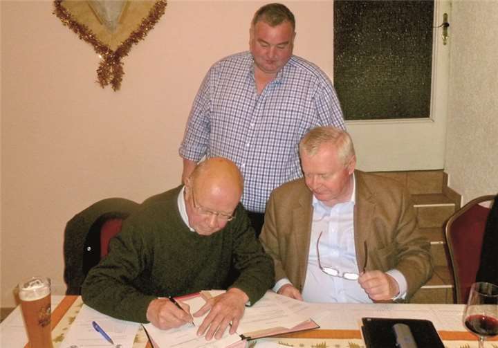 Ein Teil der aktiven Helfer zusammen mit Ortsvorsteher Michael Kahn (2.v.l.) und Bürgermeister Reiner Kilgen (3.v.l.).