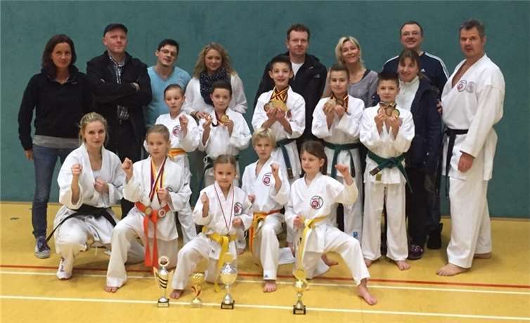 Ein Teil der erfolgreichen Athleten de KCP mit Eltern und Trainern.privat