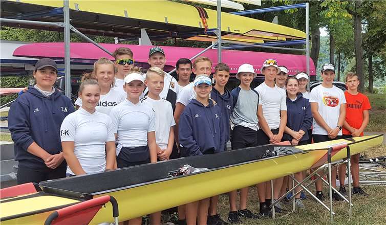 Ein Teil der erfolgreichen Mannschaft befindet sich schon bei der Siegerehrung auf den Terrassen von Schloss Monaise, während hier am Bootstransporter noch aufgeladen wurde (v.l.n.r.) Maren Maur, Inja Gerhartz, Lea Baur, Emilia Thönnes, Christian Ilgen, Alexander Kindsvater, Florian Stein, Steffen Theisen, Eva Haible, Julian Harwarth, Felix Bischof, David Kindsvater, Simon Haible, Katharina Nitzsche, Theresa Wiesen, Laura Nitzsche, Felix Diederichs und Jannik Teiher..Foto: Privat