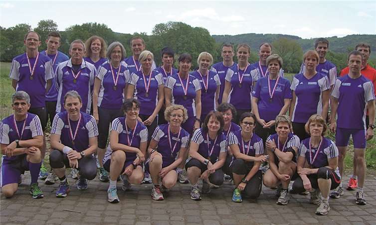 Ein Teil der erfolgreichen Teilnehmer der Trainingsgruppe nach dem Mittelrhein-Marathon 2013. privat