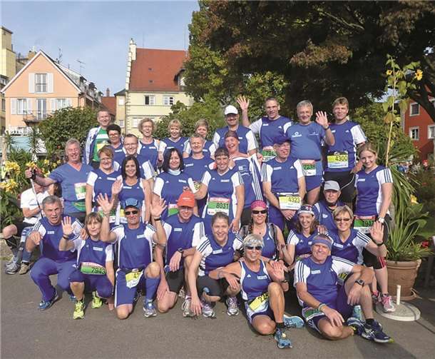 Ein Teil der erfolgreichen Teilnehmer der Trainingsgruppe vor dem Start zum Drei-Ländermarathon am Bodensee.privat