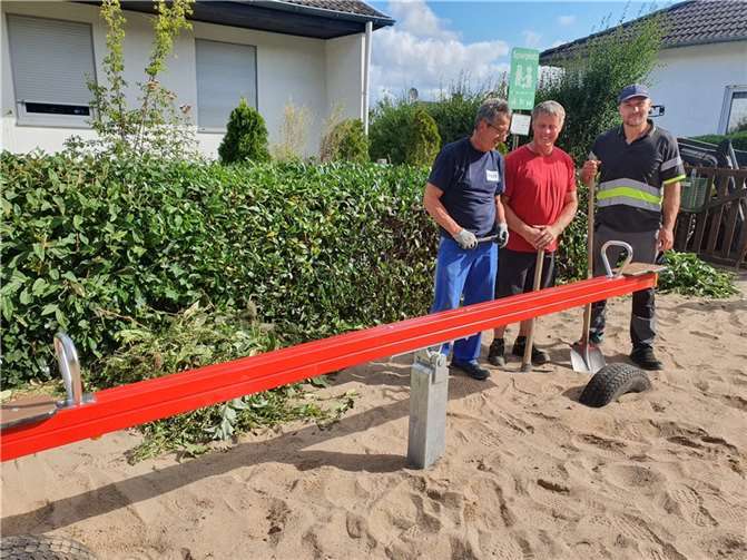 Ein Teil der fleißigen Helfer beim Aufbauen der Geräte. Fotos: privat