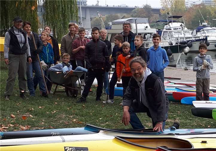 Ein Teil der fleißigen Helfer (und ein Teil des Bootsparks) beim Aufräumtag des WSV Koblenz-Metternich. privat