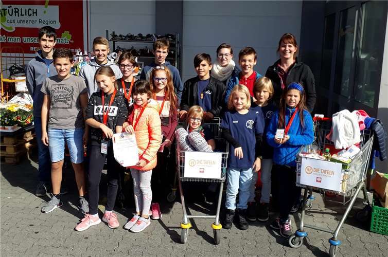 Ein Teil der fleißigen Helfer vor einem Lebensmittelmarkt in Mendig.privat