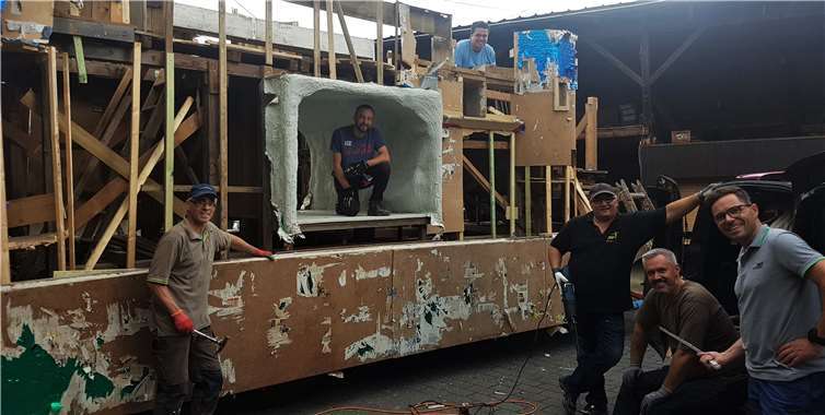 Ein Teil der fleißigen Wagenbauer des GKG Plaidt bei einer kurzen Pause. Foto: privat