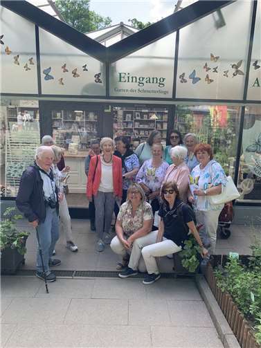 Ein Teil der fröhlichen Gruppe am Eingang zum „Garten der Schmetterlinge“. Foto: Rainer Schneck