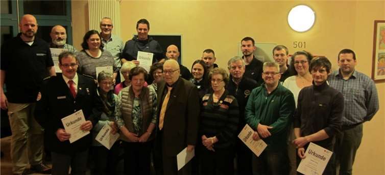 Ein Teil der für langjährige ehrenamtliche Tätigkeit geehrten Mitglieder.