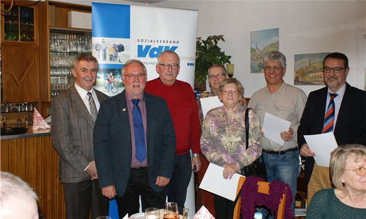 Ein Teil der geehrten Mitglieder, von links Andreas Peifer (Kreisvorsitzender), Werner Loosen (alter und neuer Ortsverbandsvorsitzender), Klaus Hund, Anton Birkenbeil, Mathilde Märtens, Gerhard Nehren, Jürgen Schneider.privat