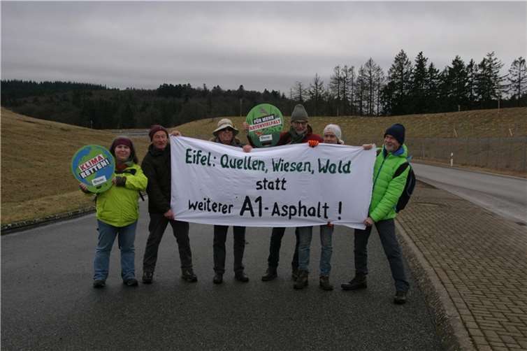 Ein Teil der gegen die A1 engagierten Teilnehmenden an der Autobahnausfahrt in Kelberg nach der gemeinsamen Exkursion.  Foto: Sabine Lembke