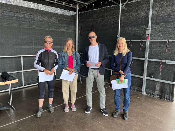 Ein Teil der glücklichen Gewinner des Teams Bürgerliste Selters. V. li. Genoveva Böttger, Ines Finger, Heiko Finger und Ele Wolters (Vereinsvorsitzende der Bürgerliste Selters e.V.). Quelle: Bürgerliste Selters e.V.