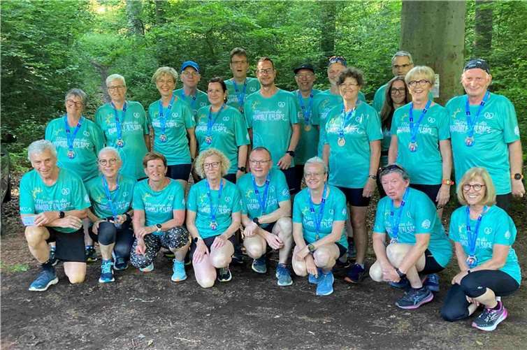 Ein Teil der glücklichen Teilnehmer mit Finisher Shirt und Medaille des Genuss Marathon im Elsass.  Foto: Roland Wesche