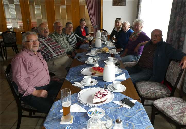 Ein Teil der glücklichen Wanderer, die die köstlichen Kuchen von Gertrud und Rosemarie Dreydoppel verspeisten.Foto: privat