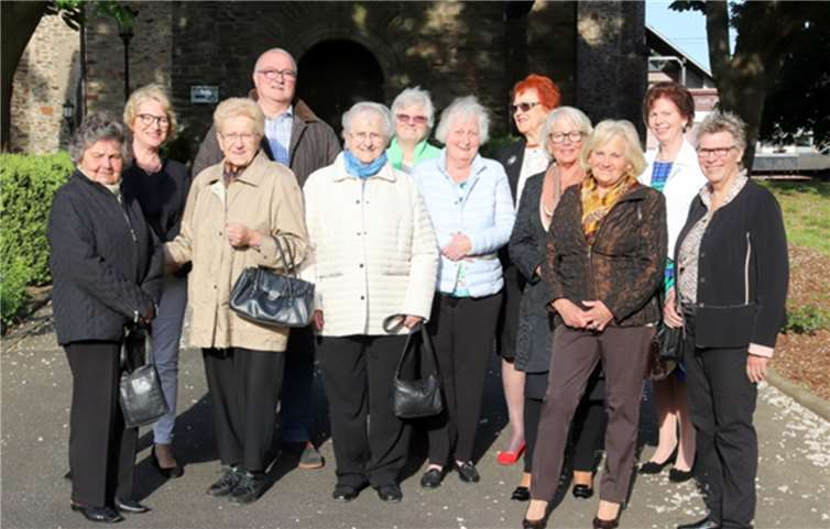 Ein Teil der insgesamt 17 Teilnehmer der Theatergruppe, die zur letzten Vorstellung der Saison nach Neuwied starteten. privat