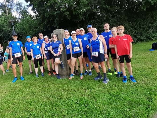 Ein Teil der weiteren Starter (rechts im roten Shirt Tim und Nils Kahl. Fotos: privat