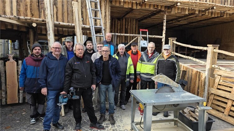 Ein Teil des Bauteams stellt sich zum Gruppenfoto. Fotos: WAMFO.DE