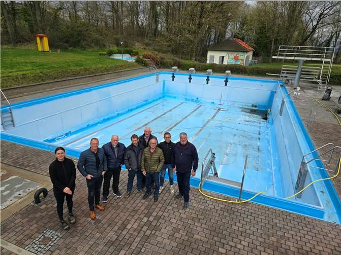 Ein Teil des CDU-Stadtratskandidatenteams besuchte zusammen mit dem ersten Beigeordneten der Stadt, Achim Grün (ganz rechts) und VG-Bürgermeister, Jörg Lempertz (2.v.l.) das städtische Freibad. Tabea Frost (ganz links) erläutert die dringenden Sanierungsmaßnahmen.  Fotos: Achim Grün